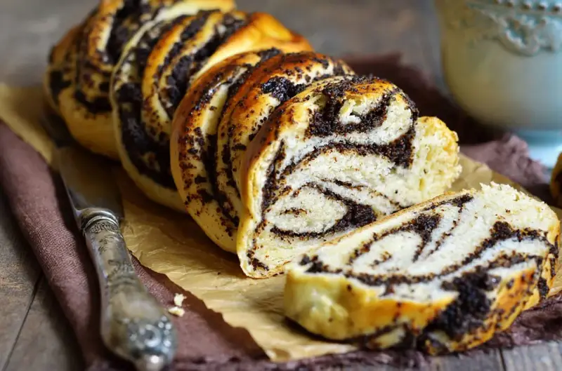 Ein köstlicher Mohnzopf, frisch gebacken. Dieses Mohnzopf Rezept ist ein Genuss für jeden Kaffeetisch.