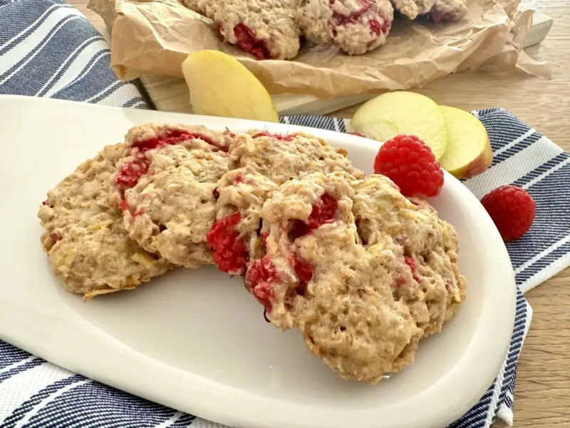 Saftige Kekse ohne Zucker mit Himbeeren und Apfelstücken, perfekt für einen gesunden Snack.
